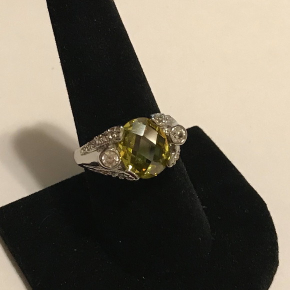 SIMULATED PERIDOT STONE RING SZ 9 - Picture 1 of 1